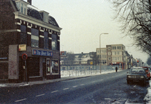 853258 Gezicht op het braakliggende terrein op de hoek van de Jutfaseweg en Waalstraat te Utrecht.